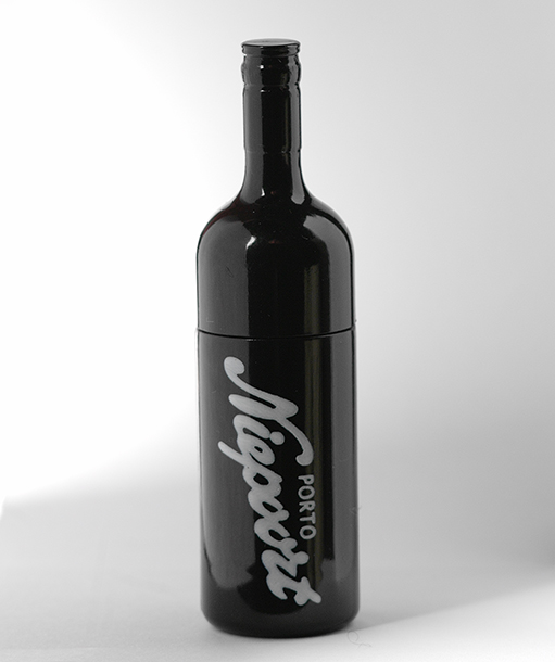 <p>Mem&oacute;ria USB em forma de garrafa<br />
de vinho do Porto.</p>
